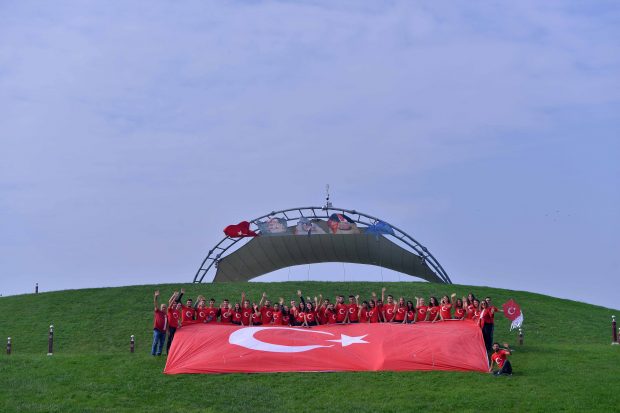 Türk bayraklı dev uçurtma gökyüzünde dalgalandı
