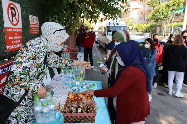 Öğrencileri yalnız bırakmadılar