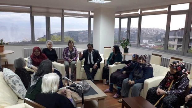 Kaymakam Güler ve Eşinden Huzurevine ziyaret