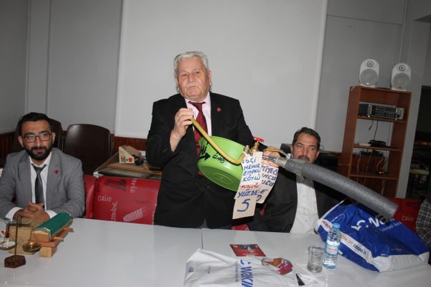 “Türkiye siyaseti horoz dövüşü ile meşgul”