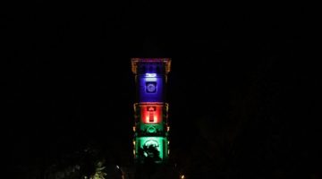 Saat Kulesi kırmızı, yeşil ve mavi ışıklarla aydınlatıldı