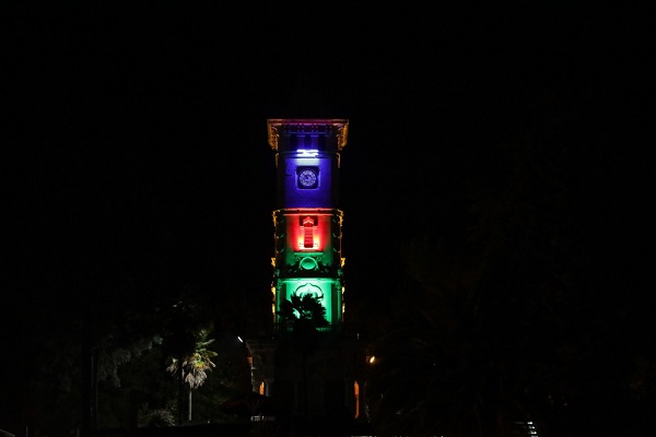 Saat Kulesi kırmızı, yeşil ve mavi ışıklarla aydınlatıldı