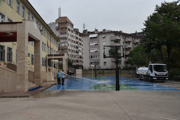 Tüm okullarda ilaçlı suyla yıkama devam ediyor