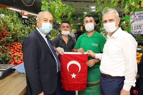 Gebze’de Esnafa Türk Bayrağı