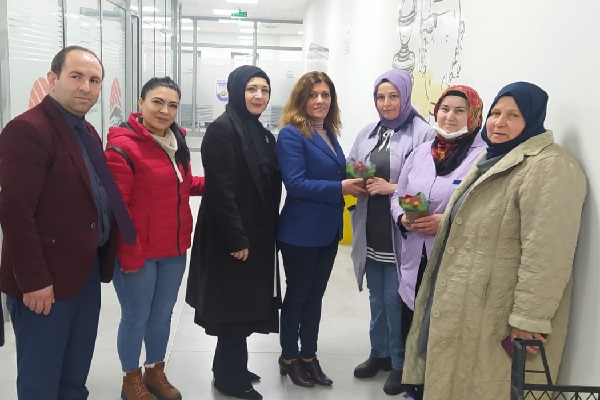 Çalışan kadınlara çiçek takdim etti