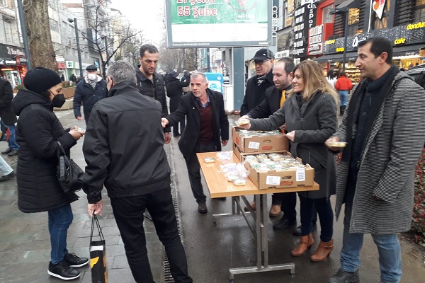 Gelecek’ten helva dağıtımı etkinliği