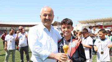 Başkan Büyükgöz Minik Sporcuları Yalnız Bırakmadı