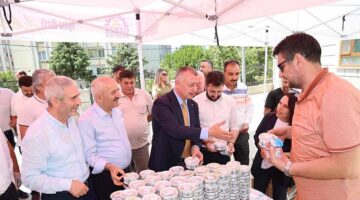 Başkanlar Cuma Namazı Sonrası Vatandaşa Aşure Dağıttı