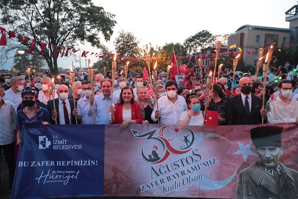 İzmit’in sokaklarında Fener Alayı coşkusu