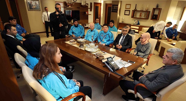 Kağıtsporlu sporcular makamda ağırlandı.