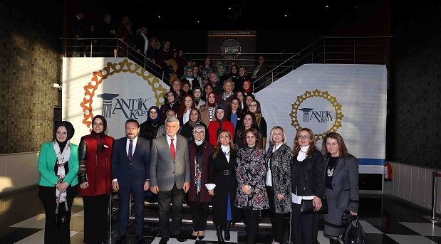 Susuzluktan ağlayan çocukların sesini duymayan acımasız bir dünya..