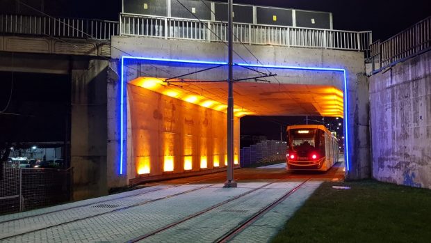 Tramvay geçidi ışıl ışıl