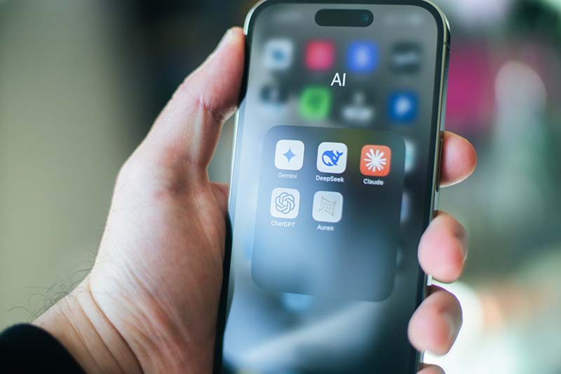 İçerik Kraldı, Tahtı Yapay Zeka Aldı: SEO Ölmedi, Evrim Geçiriyor