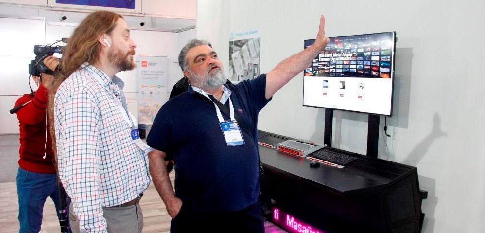 Özal ‘’Çocuklara bilgisayar dağıtımı muhteşem bir şey’’