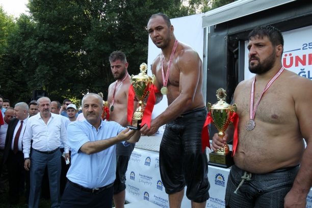 Hünkar Çayırı Yağlı Güreşlerinin şampiyonu Ali Gürbüz