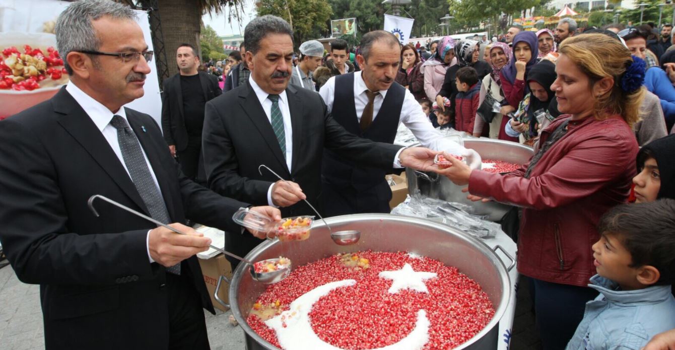 Gebze’de Ay Yıldızlı Aşure Dağıttılar