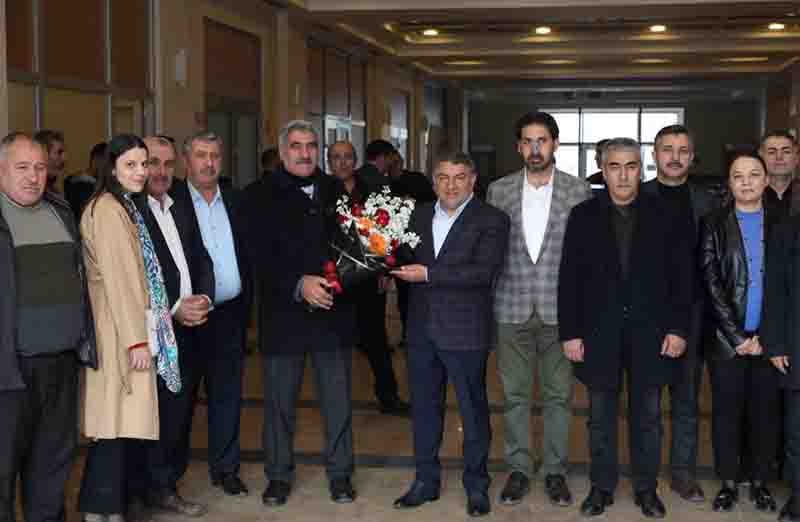 Başkan Şayir, Çiçeklerle Karşılandı