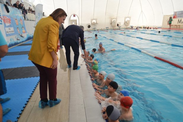 Hürriyet’ten Çocuklara ücretsiz yüzme kursu