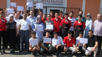 Beyaz Kalpler’de 17 öğrenciye sertifika