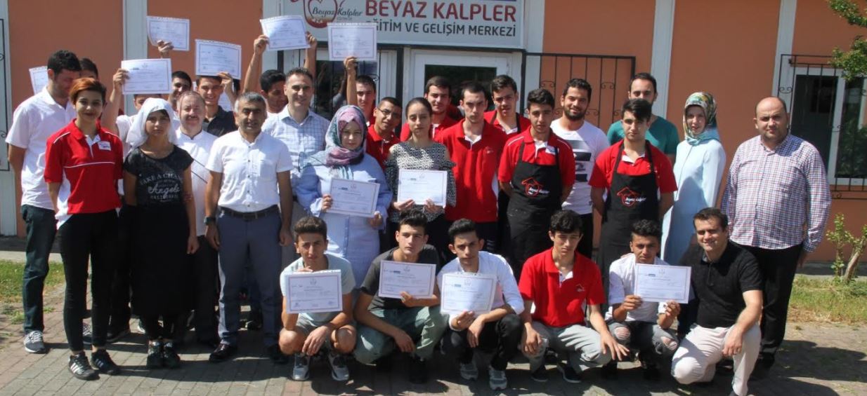 Beyaz Kalpler’de 17 öğrenciye sertifika