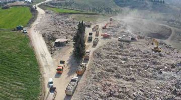 Büyükşehir, Hatay Defne’de Enkaz Kaldırma Çalışması Yapıyor