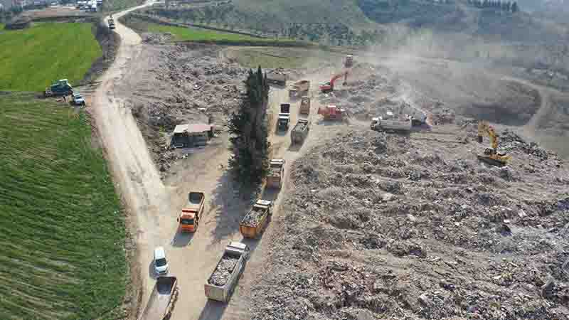 Büyükşehir, Hatay Defne’de Enkaz Kaldırma Çalışması Yapıyor