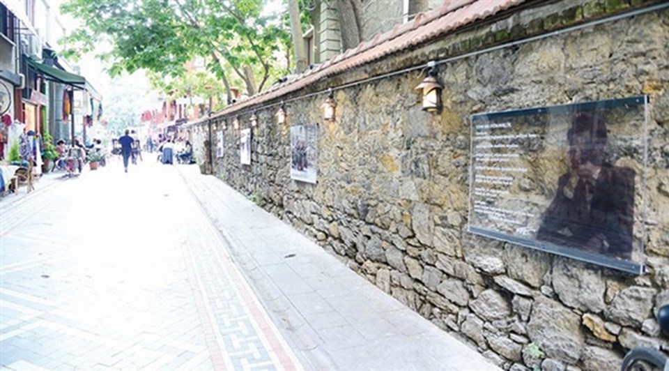 Nazım’ın şiirleri Kadıköy duvarlarında
