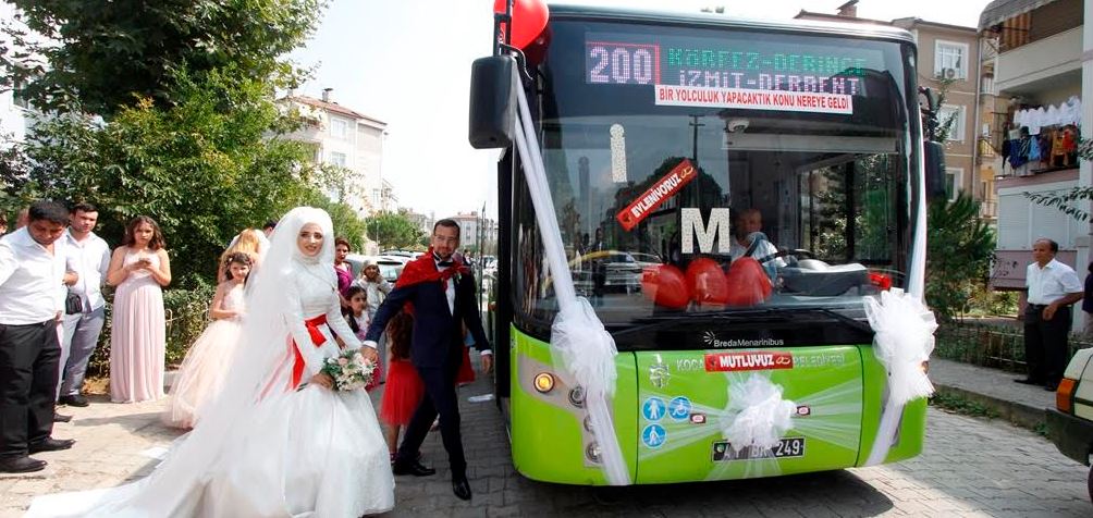 Tanıştıkları otobüs, düğün araçları oldu