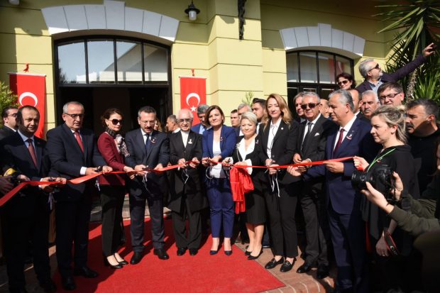 “Büyük Dahi Mustafa Kemal Atatürk İzmit’te”