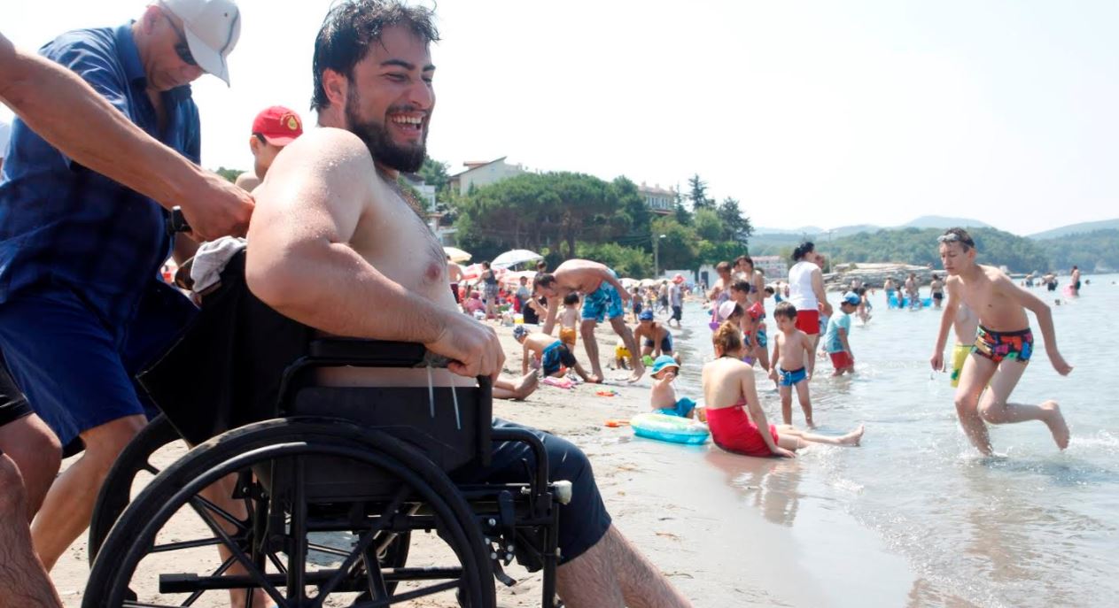 Engelli vatandaşların deniz keyfi