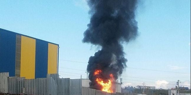 Gebze’de ki fabrika deposu alev alev yandı