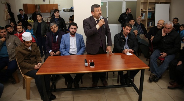 Karabacak, Emek Mahallesi’nde gençlerle bir araya geldi.