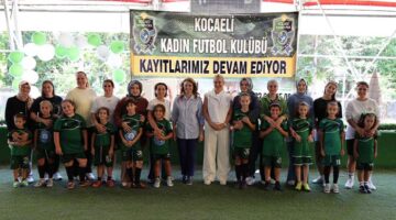 Abiş, minik sporcular ve anneleriyle sahada buluştu