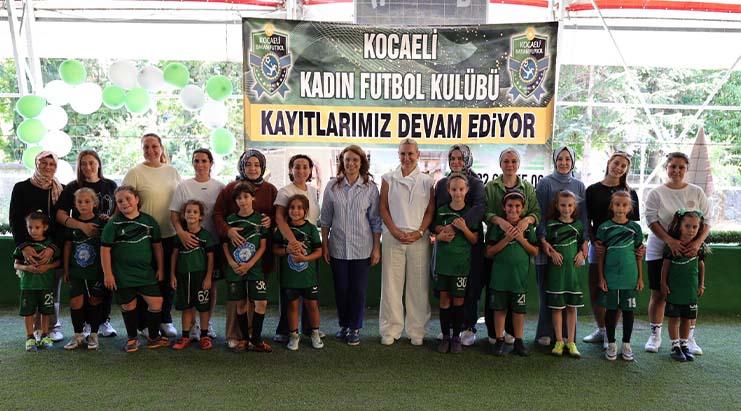 Abiş, minik sporcular ve anneleriyle sahada buluştu