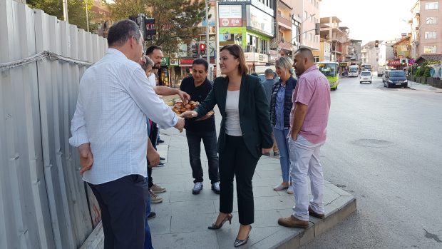 ‘Vatandaşlara poğaça ve çay ikram etti’
