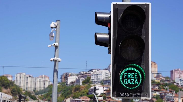 Büyükşehir, kırmızı ışıkla “Stop İsrail” dedi