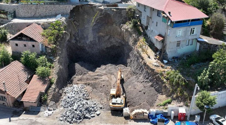DEĞİRMENDERE’DE TOPRAK KAYMASINA HIZLI MÜDAHALE
