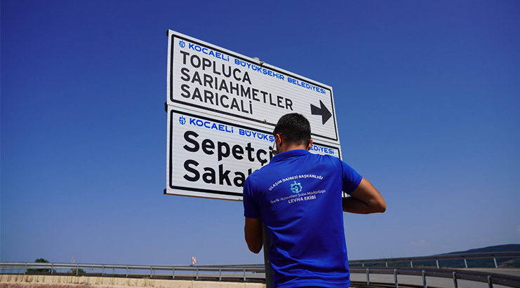 Kırsal ulaşımda levhalar yenileniyor