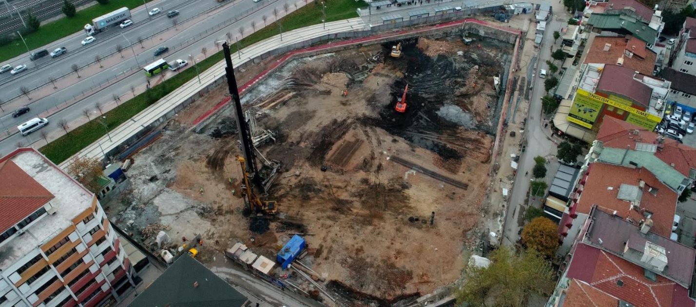 Kent meydanında çalışmalar sürüyor