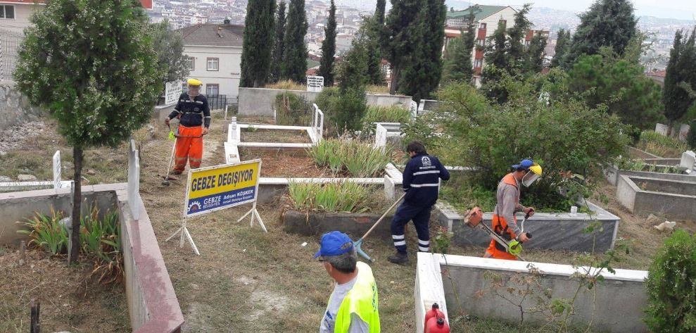 Mezarlıklarda hummalı çalışma