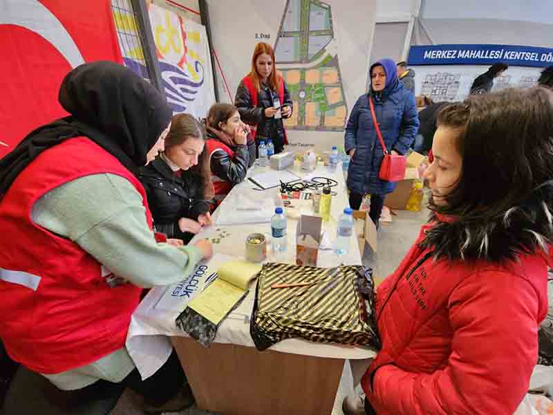 Minik Hayrunisa’dan Duygulandıran Yardım