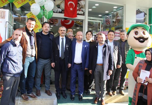 Çiftçi, Fatih Caddesi’nde esnafı gezdi