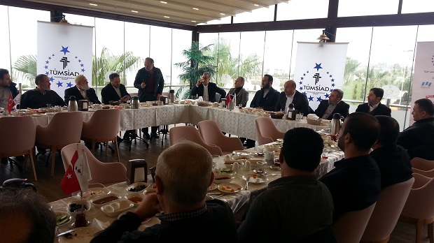 TÜMSİAD yeni üyelerine rozetlerini taktı.