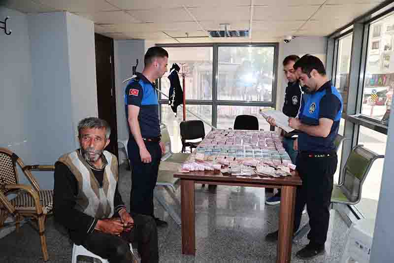 GEBZE’DE DİLENCİNİN ÜZERİNDEN 20 BİN TL ÇIKTI