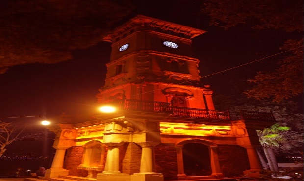 Saat Kulesi kırmızı ışıklarla donatıldı