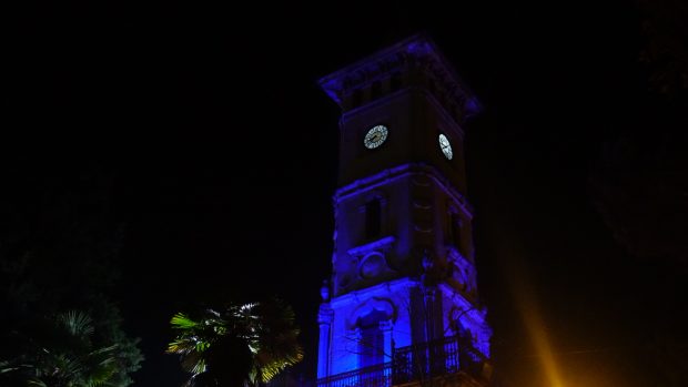 Saat Kulesinin ışıkları mavi yanıyor