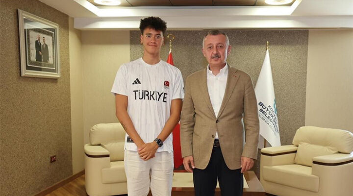 Başkan Büyükakın İzmitli şampiyonu kutladı
