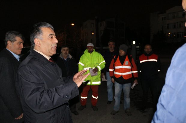 Millet Uyurken, Kaya Çalışıyor