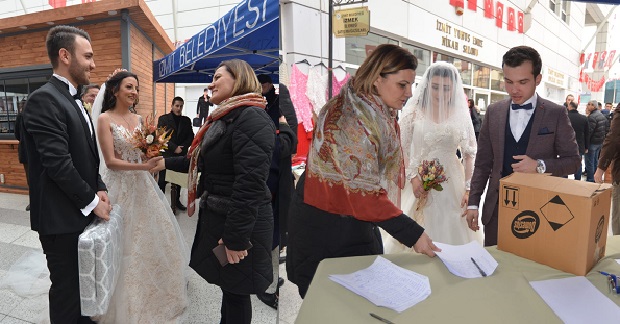 Gelinlik ve damatlıkları ile yardım alanına koştular