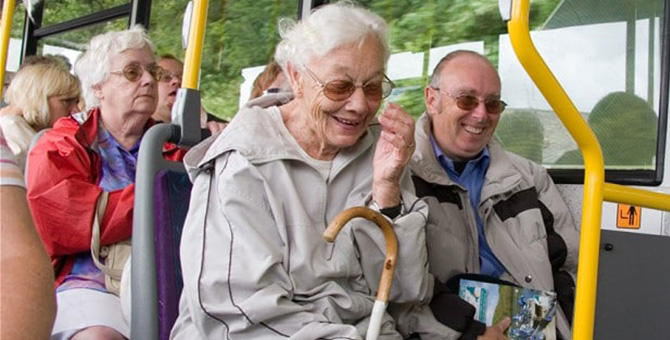 Uzmanlar konuştu: Toplu taşımada yaşlılara yer vermeyin